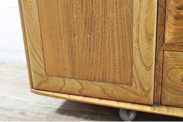 イギリスビンテージ　ERCOL(アーコール)　優しい木の温もり溢れるキャスター付きウィンザーサイドボード(リビングボード、サイドキャビネット、テレビ台、収納棚、戸棚、ヴィンテージ、英国)(R-065644)