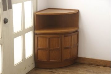 イギリスビンテージ　nathan社(ネイサン)　チーク材　丸みを帯びたフォルムが魅力のコーナーボード(サイドボード、コーナーキャビネット、収納棚、戸棚、ヴィンテージ、英国、北欧)(R-065645)