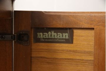イギリスビンテージ　nathan社(ネイサン)　チーク材　丸みを帯びたフォルムが魅力のコーナーボード(サイドボード、コーナーキャビネット、収納棚、戸棚、ヴィンテージ、英国、北欧)(R-065645)