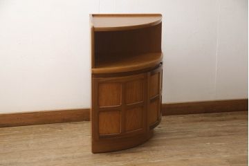 イギリスビンテージ　nathan社(ネイサン)　チーク材　丸みを帯びたフォルムが魅力のコーナーボード(サイドボード、コーナーキャビネット、収納棚、戸棚、ヴィンテージ、英国、北欧)(R-065645)