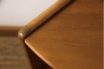 イギリスビンテージ　nathan社(ネイサン)　チーク材　丸みを帯びたフォルムが魅力のコーナーボード(サイドボード、コーナーキャビネット、収納棚、戸棚、ヴィンテージ、英国、北欧)(R-065645)