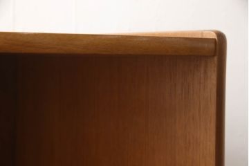 イギリスビンテージ　nathan社(ネイサン)　チーク材　丸みを帯びたフォルムが魅力のコーナーボード(サイドボード、コーナーキャビネット、収納棚、戸棚、ヴィンテージ、英国、北欧)(R-065645)