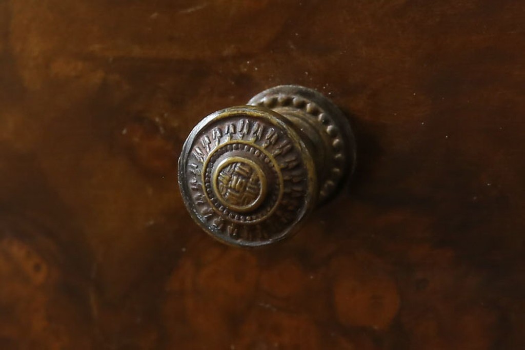 イギリスアンティーク　バーズアイ(鳥眼杢)の杢目が美しいライティングビューロー　(R-065648)