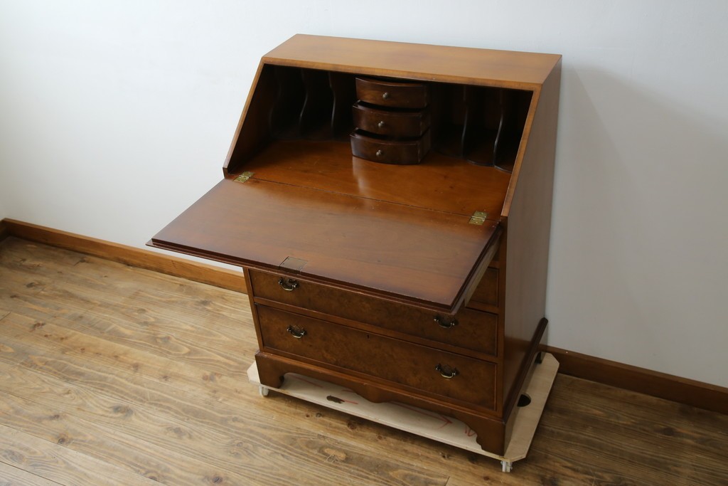 イギリスアンティーク　バーズアイ(鳥眼杢)の杢目が美しいライティングビューロー　(R-065648)