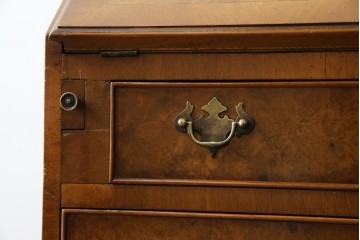 イギリスアンティーク　バーズアイ(鳥眼杢)の杢目が美しいライティングビューロー　(R-065648)