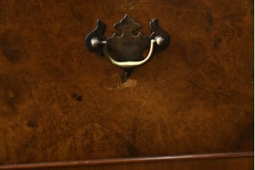 イギリスアンティーク　バーズアイ(鳥眼杢)の杢目が美しいライティングビューロー　(R-065648)