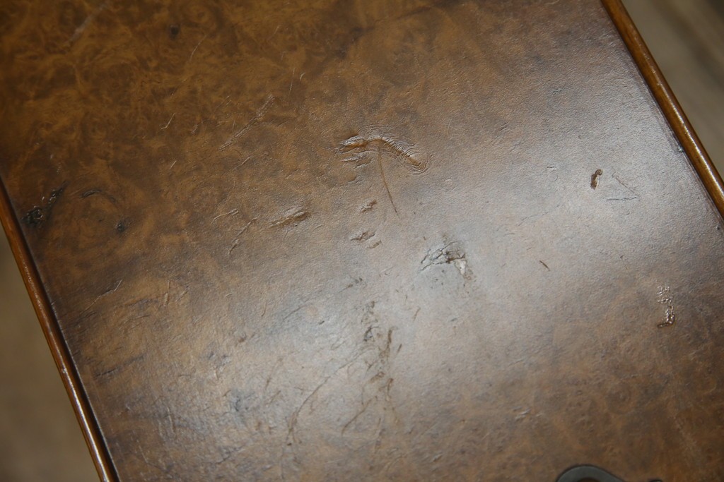 イギリスアンティーク　バーズアイ(鳥眼杢)の杢目が美しいライティングビューロー　(R-065648)