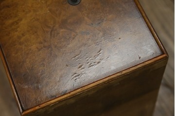 イギリスアンティーク　バーズアイ(鳥眼杢)の杢目が美しいライティングビューロー　(R-065648)