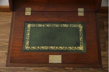 中古　イギリス輸入家具　マホガニー材　小振りなサイズが取り入れやすいライティングビューロー(簿記机、在宅用、在宅ワーク用、ワークデスク、サイドチェスト、引き出し、英国)(R-065649)