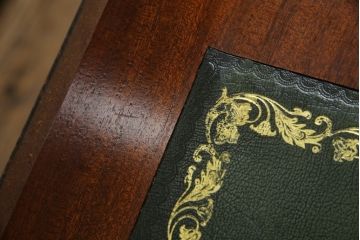 中古　イギリス輸入家具　マホガニー材　小振りなサイズが取り入れやすいライティングビューロー(簿記机、在宅用、在宅ワーク用、ワークデスク、サイドチェスト、引き出し、英国)(R-065649)