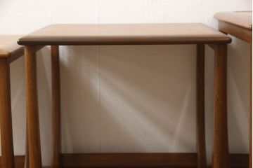 イギリスビンテージ　G-PLAN(ジープラン)　チーク材　タイルトップがお洒落なネストテーブル(サイドテーブル、カフェテーブル、コーヒーテーブル、ローテーブル、英国、北欧、ヴィンテージ)(R-065653)