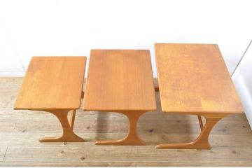イギリスビンテージ　チーク材　木の温もりと美しいフォルムが魅力的なネストテーブル(サイドテーブル、カフェテーブル、コーヒーテーブル、ローテーブル、英国、ヴィンテージ)(R-065654)