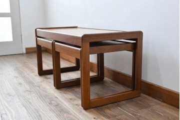 イギリスビンテージ　チーク材　シンプルなデザインが魅力のネストテーブル　(R-065659)