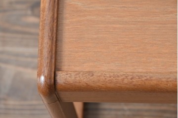 イギリスビンテージ　チーク材　シンプルなデザインが魅力のネストテーブル　(R-065659)