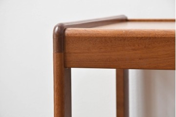 イギリスビンテージ　チーク材　シンプルなデザインが魅力のネストテーブル　(R-065659)
