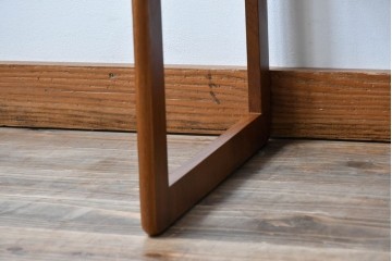 イギリスビンテージ　チーク材　シンプルなデザインが魅力のネストテーブル　(R-065659)