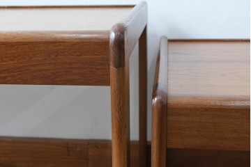イギリスビンテージ　チーク材　シンプルなデザインが魅力のネストテーブル　(R-065659)