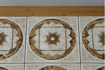 イギリスビンテージ　G-PLAN(ジープラン)　チーク材　花模様が愛らしいタイルトップのローテーブル(サイドテーブル、センターテーブル、コーヒーテーブル、ヴィンテージ、英国、北欧)(R-065663)