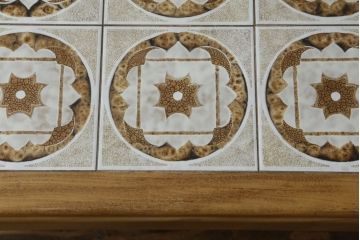 イギリスビンテージ　G-PLAN(ジープラン)　チーク材　花模様が愛らしいタイルトップのローテーブル(サイドテーブル、センターテーブル、コーヒーテーブル、ヴィンテージ、英国、北欧)(R-065663)