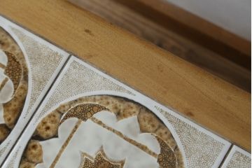 イギリスビンテージ　G-PLAN(ジープラン)　チーク材　花模様が愛らしいタイルトップのローテーブル(サイドテーブル、センターテーブル、コーヒーテーブル、ヴィンテージ、英国、北欧)(R-065663)