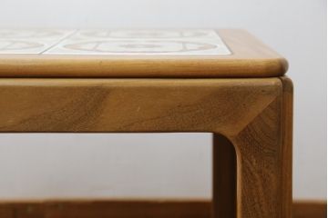 イギリスビンテージ　G-PLAN(ジープラン)　チーク材　花模様が愛らしいタイルトップのローテーブル(サイドテーブル、センターテーブル、コーヒーテーブル、ヴィンテージ、英国、北欧)(R-065663)