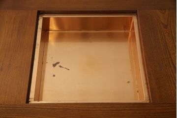 中古　美品　欅(ケヤキ)材　伝統木芸士・石橋武士作　分厚い天板が高級感を醸し出す囲炉裏ダイニング(関西火鉢、長火鉢、木製火鉢、ダイニングテーブル)(R-065677)