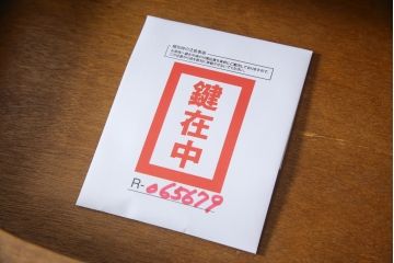 中古　美品　イタリア家具　象嵌入り　猫脚　エレガントな空間づくりにオススメな縦型キャビネット(キュリオケース、ガラスケース、飾り棚、収納棚、戸棚)(定価推定約60万円)(R-065679)