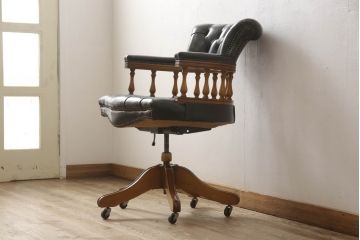 イギリスビンテージ　チェスターフィールド(CHESTERFIELDS)　本革(レザー)　クラシカルな佇まいが魅力のデスクチェア(オフィスチェア、回転チェア、椅子、イス、アームチェア、ヴィンテージ)(R-065683)