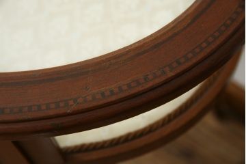 ヨーロッパビンテージ　オーバル型　象嵌入り　クラシカルな雰囲気漂う小振りなガラスケース(ショーケース、サイドテーブル、コンソールテーブル、コレクションケース、ラウンドテーブル、ヴィンテージ)(R-065684)