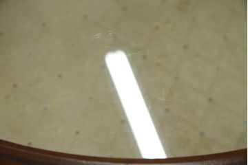 ヨーロッパビンテージ　オーバル型　象嵌入り　クラシカルな雰囲気漂う小振りなガラスケース(ショーケース、サイドテーブル、コンソールテーブル、コレクションケース、ラウンドテーブル、ヴィンテージ)(R-065684)