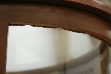 ヨーロッパビンテージ　オーバル型　象嵌入り　クラシカルな雰囲気漂う小振りなガラスケース(ショーケース、サイドテーブル、コンソールテーブル、コレクションケース、ラウンドテーブル、ヴィンテージ)(R-065684)