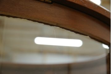 ヨーロッパビンテージ　オーバル型　象嵌入り　クラシカルな雰囲気漂う小振りなガラスケース(ショーケース、サイドテーブル、コンソールテーブル、コレクションケース、ラウンドテーブル、ヴィンテージ)(R-065684)