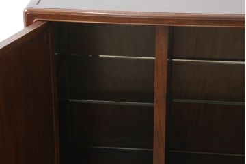 中古　通産大臣指定伝統的工芸品　大阪唐木指物　花梨(カリン)材　漆塗り　宮下賢次郎作　希少モデル!!　上品な佇まいが魅力のサイドボード(サイドキャビネット、飾り棚、収納棚、戸棚)(R-065701)