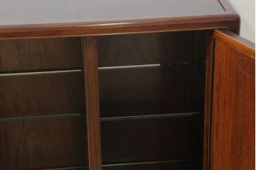 中古　通産大臣指定伝統的工芸品　大阪唐木指物　花梨(カリン)材　漆塗り　宮下賢次郎作　希少モデル!!　上品な佇まいが魅力のサイドボード(サイドキャビネット、飾り棚、収納棚、戸棚)(R-065701)