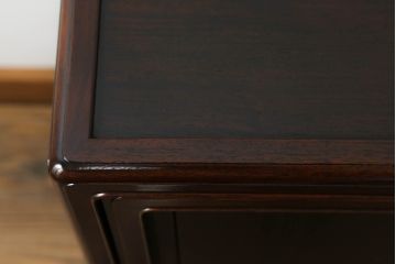 中古　通産大臣指定伝統的工芸品　大阪唐木指物　花梨(カリン)材　漆塗り　宮下賢次郎作　希少モデル!!　上品な佇まいが魅力のサイドボード(サイドキャビネット、飾り棚、収納棚、戸棚)(R-065701)