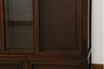 中古　通産大臣指定伝統的工芸品　大阪唐木指物　花梨(カリン)材　漆塗り　宮下賢次郎作　希少モデル!!　上品な佇まいが魅力のサイドボード(サイドキャビネット、飾り棚、収納棚、戸棚)(R-065701)