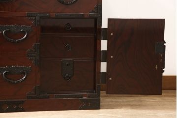 ヴィンテージ家具　熊野洞　木地呂塗り　力強い手打ち金具が魅力の仙台箪笥(定価約100万円)(R-065708)