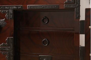 ヴィンテージ家具　熊野洞　木地呂塗り　力強い手打ち金具が魅力の仙台箪笥(定価約100万円)(R-065708)