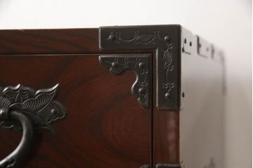 ヴィンテージ家具　熊野洞　木地呂塗り　力強い手打ち金具が魅力の仙台箪笥(定価約100万円)(R-065708)