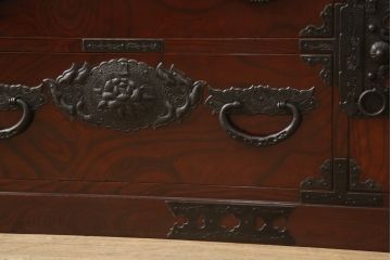 ヴィンテージ家具　熊野洞　木地呂塗り　力強い手打ち金具が魅力の仙台箪笥(定価約100万円)(R-065708)