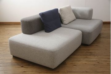 中古　極美品　FRITZ HANSEN(フリッツハンセン)　アルファベットソファシリーズ　クッション2個付き　シンプルモダンなデザインが魅力的な2人掛けソファ(2シーター、2P、二人掛け)(定価約66万円)(R-065711)