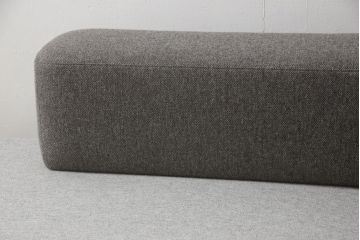 中古　極美品　FRITZ HANSEN(フリッツハンセン)　アルファベットソファシリーズ　クッション2個付き　シンプルモダンなデザインが魅力的な2人掛けソファ(2シーター、2P、二人掛け)(定価約66万円)(R-065711)