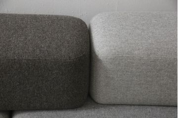 中古　極美品　FRITZ HANSEN(フリッツハンセン)　アルファベットソファシリーズ　クッション2個付き　シンプルモダンなデザインが魅力的な2人掛けソファ(2シーター、2P、二人掛け)(定価約66万円)(R-065711)