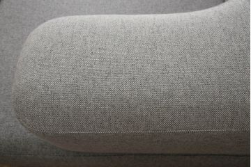 中古　極美品　FRITZ HANSEN(フリッツハンセン)　アルファベットソファシリーズ　クッション2個付き　シンプルモダンなデザインが魅力的な2人掛けソファ(2シーター、2P、二人掛け)(定価約66万円)(R-065711)