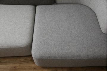 中古　極美品　FRITZ HANSEN(フリッツハンセン)　アルファベットソファシリーズ　クッション2個付き　シンプルモダンなデザインが魅力的な2人掛けソファ(2シーター、2P、二人掛け)(定価約66万円)(R-065711)