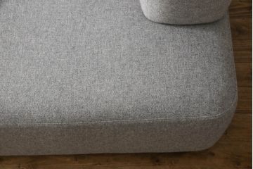 中古　極美品　FRITZ HANSEN(フリッツハンセン)　アルファベットソファシリーズ　クッション2個付き　シンプルモダンなデザインが魅力的な2人掛けソファ(2シーター、2P、二人掛け)(定価約66万円)(R-065711)