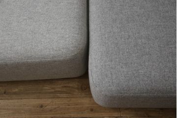 中古　極美品　FRITZ HANSEN(フリッツハンセン)　アルファベットソファシリーズ　クッション2個付き　シンプルモダンなデザインが魅力的な2人掛けソファ(2シーター、2P、二人掛け)(定価約66万円)(R-065711)