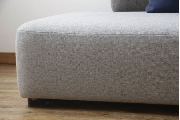 中古　極美品　FRITZ HANSEN(フリッツハンセン)　アルファベットソファシリーズ　クッション2個付き　シンプルモダンなデザインが魅力的な2人掛けソファ(2シーター、2P、二人掛け)(定価約66万円)(R-065711)