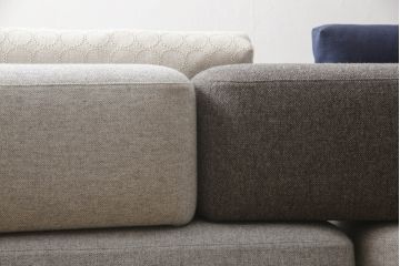 中古　極美品　FRITZ HANSEN(フリッツハンセン)　アルファベットソファシリーズ　クッション2個付き　シンプルモダンなデザインが魅力的な2人掛けソファ(2シーター、2P、二人掛け)(定価約66万円)(R-065711)