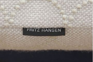 中古　極美品　FRITZ HANSEN(フリッツハンセン)　アルファベットソファシリーズ　クッション2個付き　シンプルモダンなデザインが魅力的な2人掛けソファ(2シーター、2P、二人掛け)(定価約66万円)(R-065711)